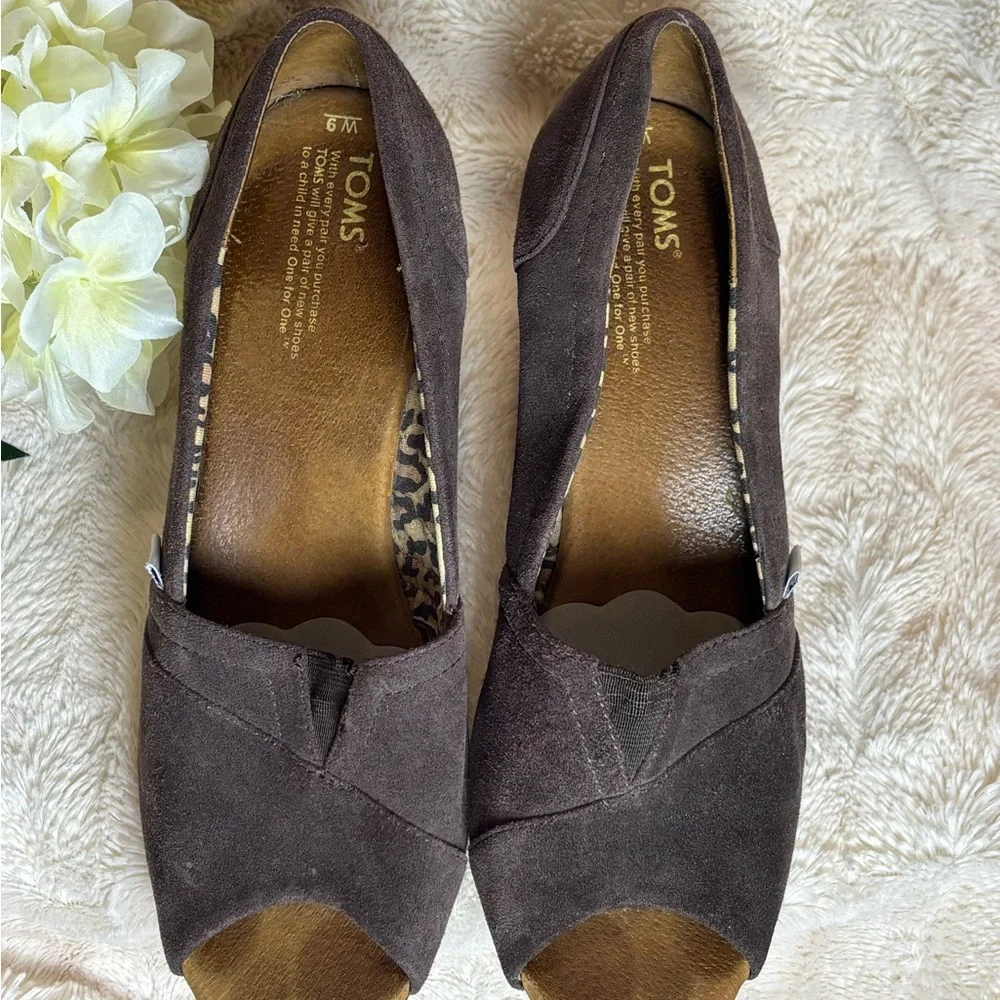 TOMS Women's Taupe Suede Wedges size 9